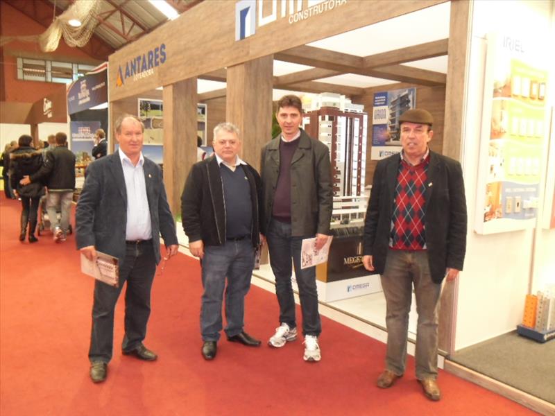 Comitiva de Santo Ângelo visita Construmóbil